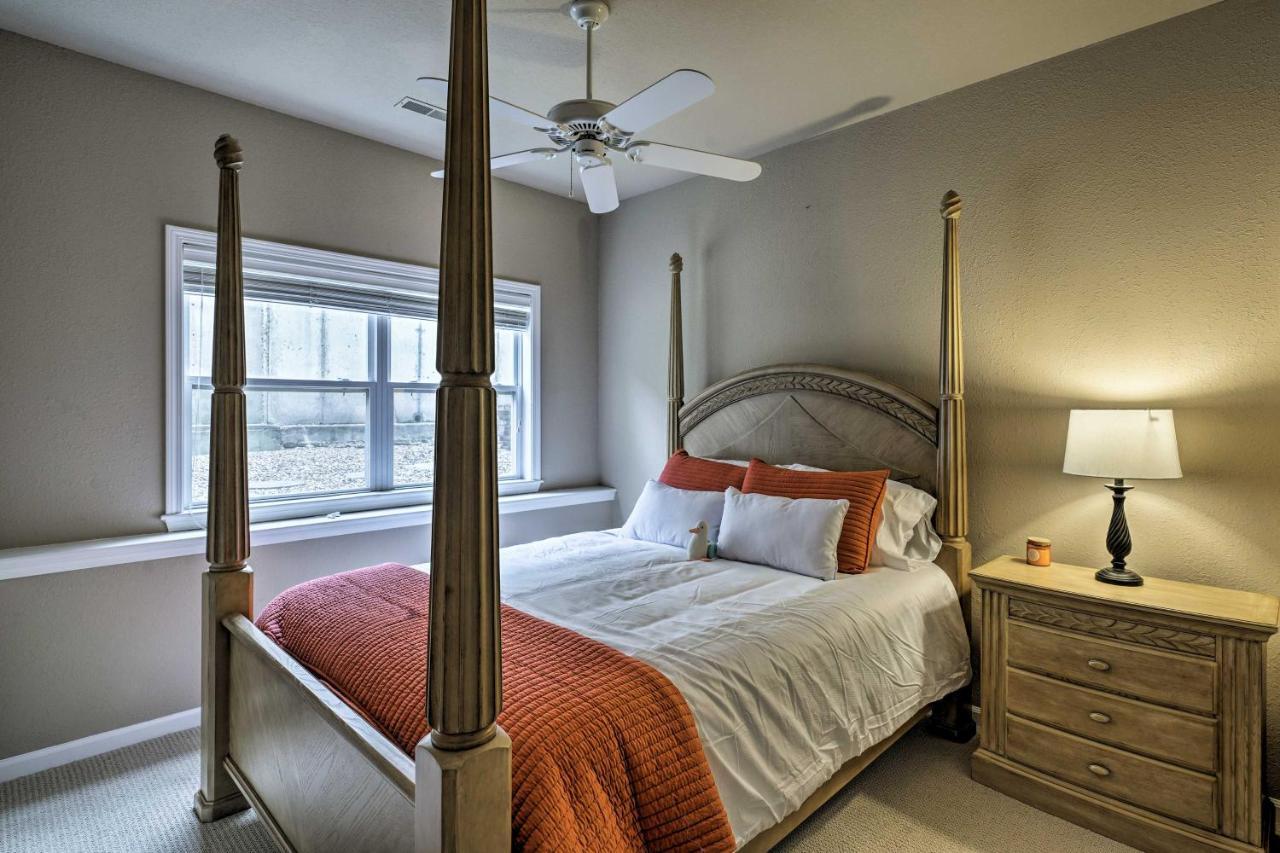 Waterfront Lake Ozark Condo With Deck And Pools Εξωτερικό φωτογραφία